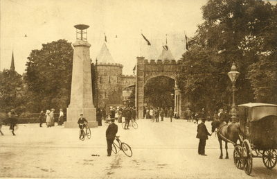 602634 Gezicht op de gereconstrueerde Tolsteegpoort bij de Tolsteegbrug te Utrecht, als onderdeel van de festiviteiten ...